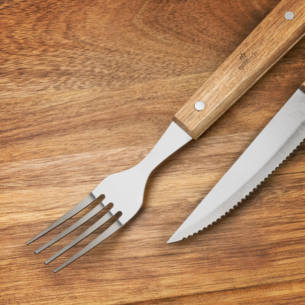 cuchillo tenedor acercamiento par con fondo madera 